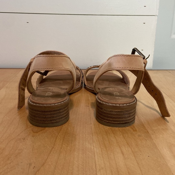 TOMS women’s sandals! Worn once, in great condition!! Leather straps and woven - Picture 10 of 11